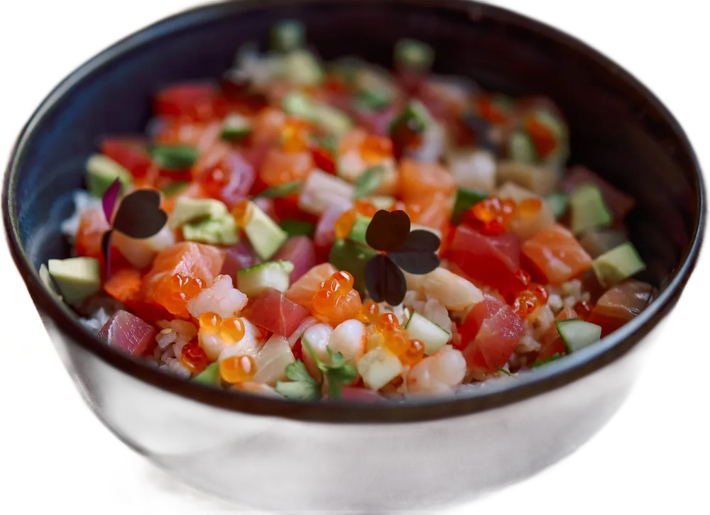 Taça de chirashi com cubos de salmão, atum, pepino, abacate e ovas.