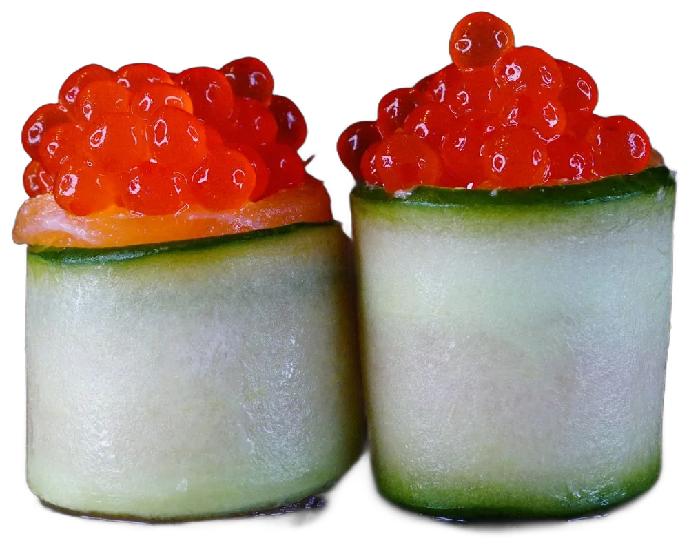 Dois gunkan de ikura envolvidos em pepino, com ovas de salmão por cima.