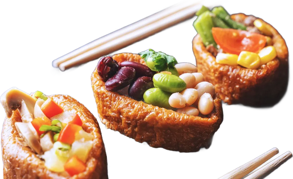 Três inari, bolsas de tofu frito recheadas de arroz e legumes, com pauzinhos.
