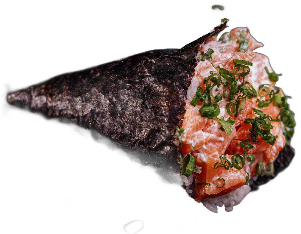 Temaki, cone de alga recheado com salmão e cebolinho.